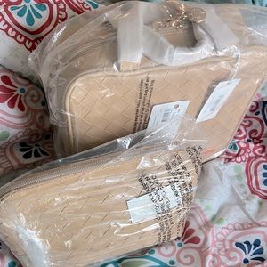 This it’s a pretty creamy tan makeup bag ❤️ comes with both sets , lots of room